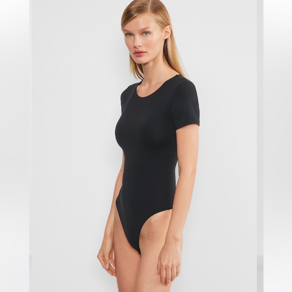 Aritzia Babaton Contour Crew Shortsleeved Bodysuit